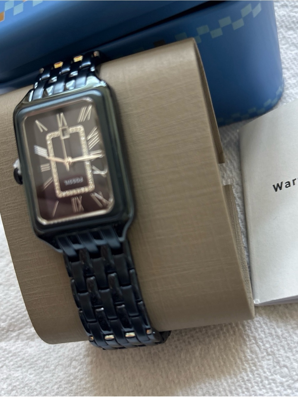 Fossil, this women's watch features:
Stainless steel bracelet and case
Navy dia - Picture 15 of 15